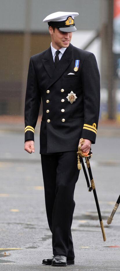 El príncipe Guillermo con el uniforme de la armada