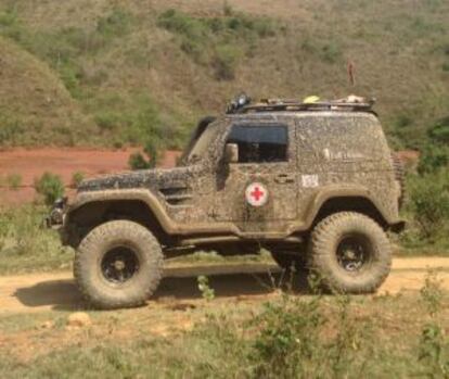 Carro da Cruz Vermelha que auxilia no resgate.