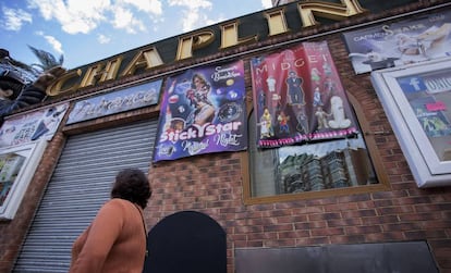 Entrada al pub Chaplin's de Benidorm, con el cartel denigrante junto a la puerta.