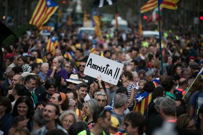 Una persona sujeta una pancarta por la amnistía en una protesta en octubre de 2019 en Barcelona.