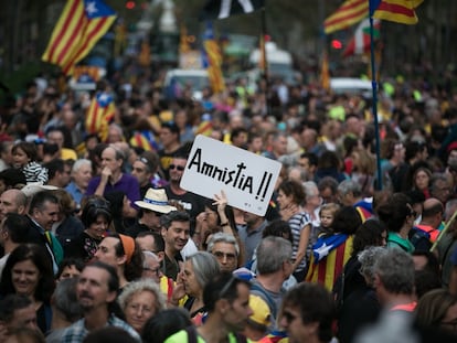 Una persona sujeta una pancarta por la amnistía en una protesta en octubre de 2019 en Barcelona.