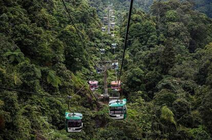 Teleféricos ascienden hacia la montaña después de un aguacero en Genting Highlands, a las afueras de Kuala Lumpur.