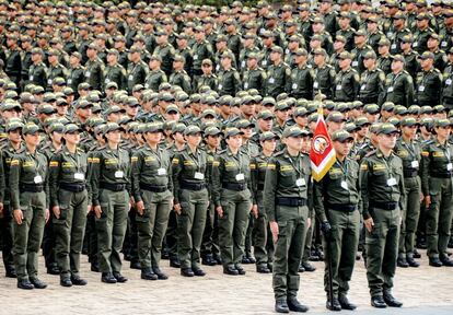 Miembros de la policía de Colombia, asisten al saludo del presidente Santos durante la Marcha por la Paz.