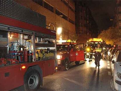 Los bomberos trabajan en la extinción del incendio en la subestación de Iberdrola en la calle del Buen Suceso, en el distrito de Moncloa.