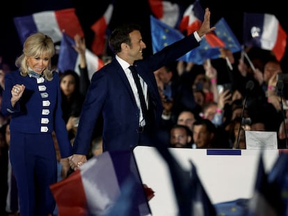 Emmanuel Macron, anoche junto a su esposa Brigitte en su comparecencia en París tras conocerse la victoria electoral de su candidatura.