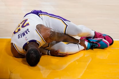 LeBron James, en el momento de su lesión durnte el partido Lakers-Atlanta.
