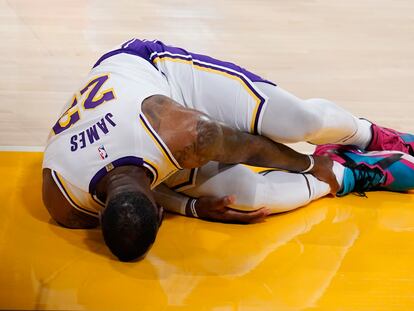 LeBron James, en el momento de su lesión durnte el partido Lakers-Atlanta.