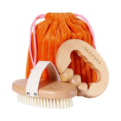 Para no olvidarse del cuerpo en la rutina de belleza, este dúo de accesorios de madera (20 euros en Sephora) que se presentan en su propia bolsa de terciopelo. Un cepillo ideado para el cepillado en seco y un masajeador multiusos.