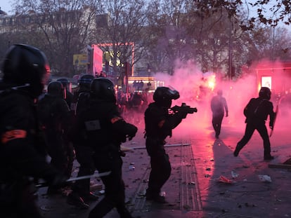 Enfrentamientos entre la policía y manifestantes contra la nueva ley de seguridad global, el pasado martes en París.