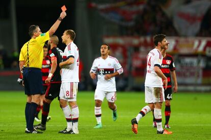 Xabi Alonso es expulsado durante el Leverkusen-Bayern