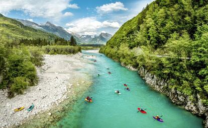 Kayaks en el río Soca, en los Alpes Lulianos (Eslovenia).