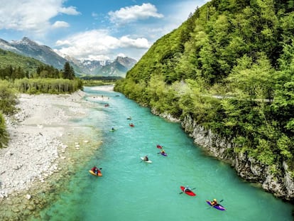 Kayaks en el río Soca, en los Alpes Lulianos (Eslovenia).