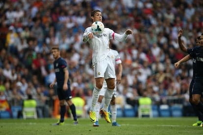 Cristiano controla el balón durante el partido.