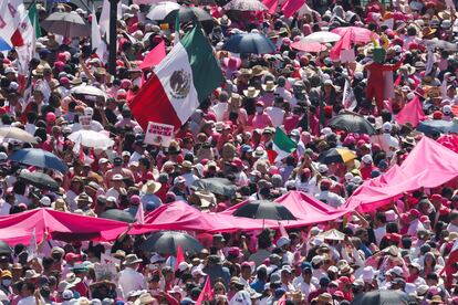 Integrantes de Morena, el partido en el poder, han tildado de "farsa" esta manifestación. El presidente del partido, Mario Delgado, ha asegurado que quienes encabezan y convocaron la protesta quieren "regresar al pasado". En la imagen, manifestantes, en su mayoría vestidos de rosa, levantan pancartas y ondean banderas nacionales, durante la protesta de este domingo. 
