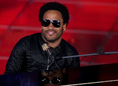 El cantante neoyorquino Lenny Kravitz, que se encuentra de gira en Italia para promocionar su último disco, declaró que Estados Unidos "necesita un cambio drástico después de la era Bush", informaron hoy medios italianos. Kravitz calificó al presidente estadounidense, el republicano George W. Bush, como "uno de los peores de la Historia" y se mostró a favor del candidato presidencial demócrata Barack Obama.