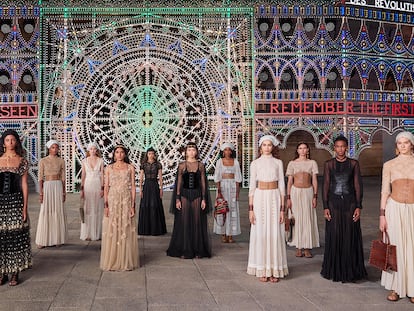 Dior conquista la plaza del pueblo con pañoletas y vestidos artesanales