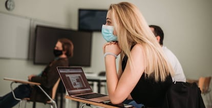 Una estudiante de Schiller atiende en una clase presencial.  