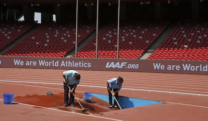 La organización del Mundial de atletismo pone a punto uno de los emblemas de la competición, el salto de la ría de los 3.000 metros obstáculos.