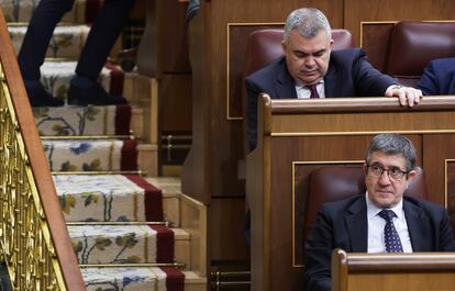 El portavoz del PSOE en el Congreso, Patxi López (abajo), junto al diputado socialista Santos Cerdán, este martes durante el pleno del Congreso en Madrid.