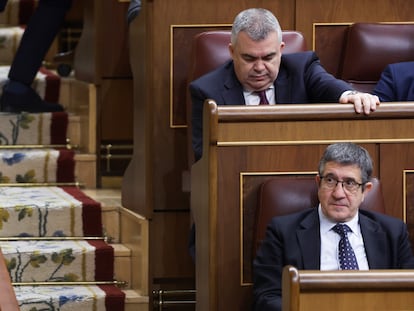 El portavoz del PSOE en el Congreso, Patxi López (abajo), junto al diputado socialista Santos Cerdán, este martes durante el pleno del Congreso en Madrid.