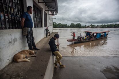 Puerto de Arauquita, Colombia. El bote se dirige a La Victoria, del lado de Venezuela, con víveres y pasajeros. En esos cayucos huyeron los refugiados venezolanos de la guerra.