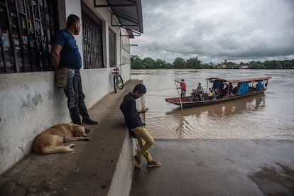 Puerto de Arauquita, Colombia. El bote se dirige a La Victoria, del lado de Venezuela, con víveres y pasajeros. En esos cayucos huyeron los refugiados venezolanos de la guerra.