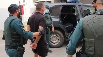 Agentes de la Guardia Civil trasladan detenido a Antonio Tejón, el Castaña, en Algeciras (Cádiz) en septiembre de 2020.
