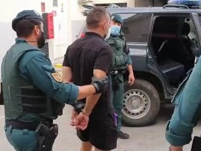 Agentes de la Guardia Civil trasladan detenido a Antonio Tejón, el Castaña, en Algeciras (Cádiz) en septiembre de 2020.