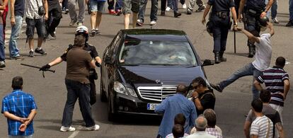 La aplicación móvil de transporte Uber considera que las movilizaciones de los taxistas son desmesuradas y solo pretenden mantener al sector en "un estado inmovilista y cerrar las puertas a nuevas alternativas para el consumidor". En la imagen, un manifestante lanza una patada a un vehículo que realiza un transporte por Madrid.