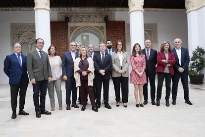 El presidente de Castilla-La Mancha, Emiliano García-Page, en el Palacio de Fuensalida (Toledo), con miembros del Club Conecta.