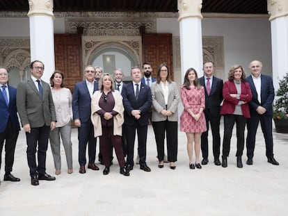 El presidente de Castilla-La Mancha, Emiliano García-Page, en el Palacio de Fuensalida (Toledo), con miembros del Club Conecta.