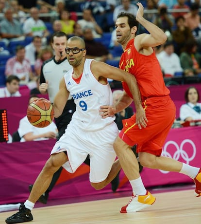 Calderón cubre a Tony Parker.