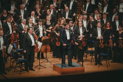 Christian Thielemann y los instrumentistas de la Staatskapelle Sajona de Dresde agradecen los aplausos del público tras su interpretación de ‘Una sinfonía alpina’ de Richard Strauss el sábado por la tarde en el KKL de Lucerna.