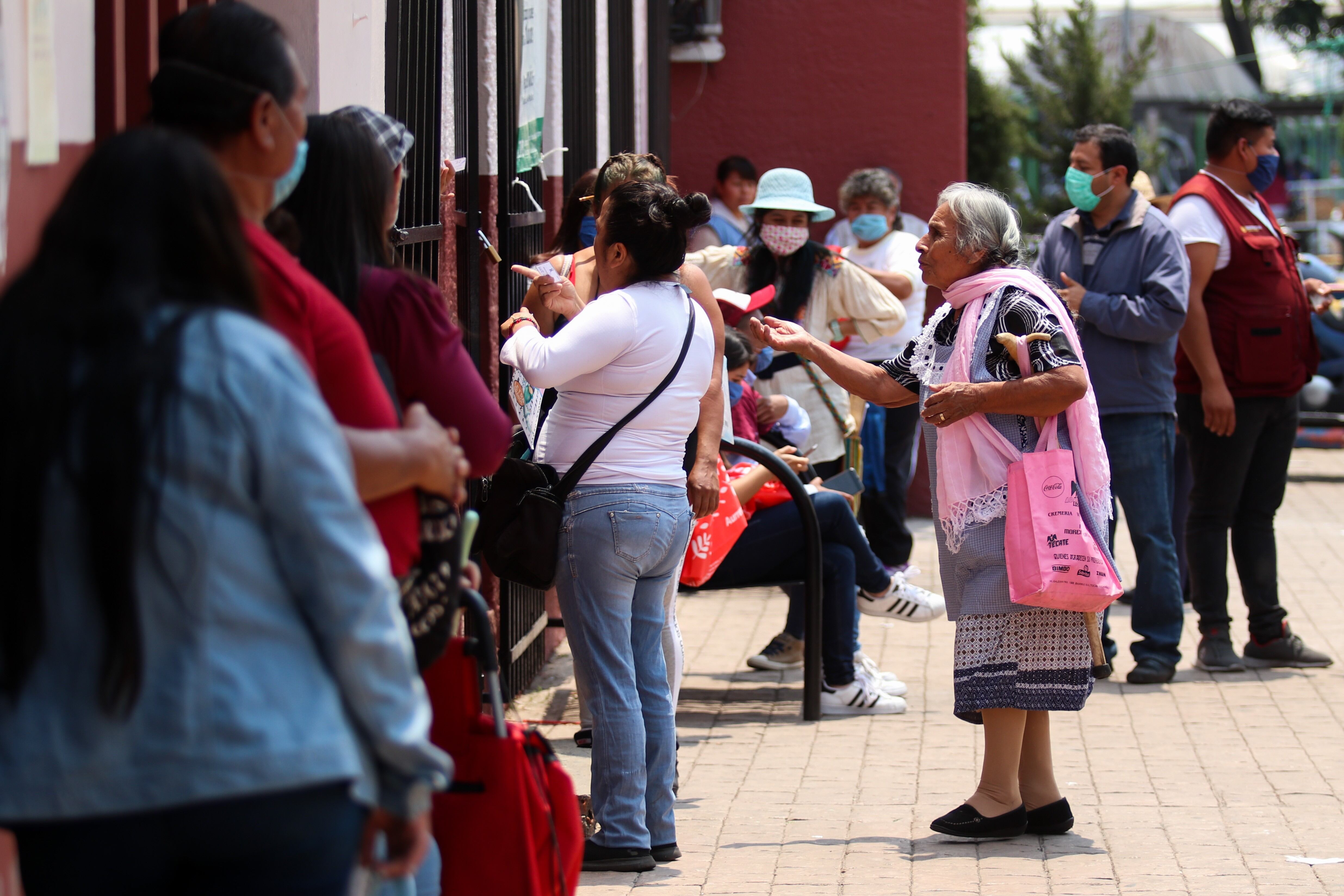 Personas de la tercera edad se forman en la explanada de la alcaldía de Xochimilco para cobrar sus pensiones adelantadas que el Gobierno Federal anunció como medida ante la pandemia de Covid-19, en abril de 2020. 