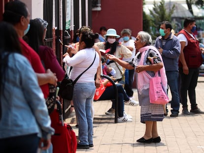 Personas de la tercera edad en la alcaldía de Xochimilco esperan el cobro de las pensiones adelantas.
