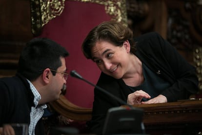 Ada Colau amb Gerardo Pisarello en un ple.