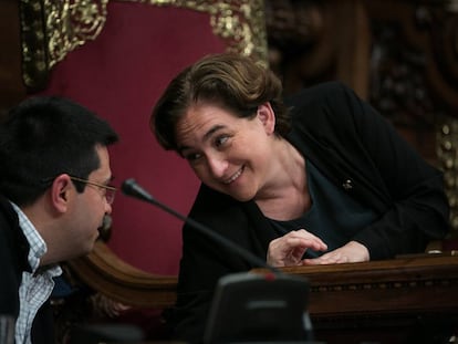 Ada Colau habla, durante un pleno, con su 'número dos', Gerardo Pisarello.