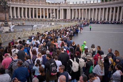 Centenares de fieles esperan en la plaza de San Pedro para entrar en la Basílica, este viernes.