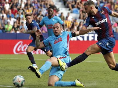 Cote (d), del Eibar, dispara ante Rochina.