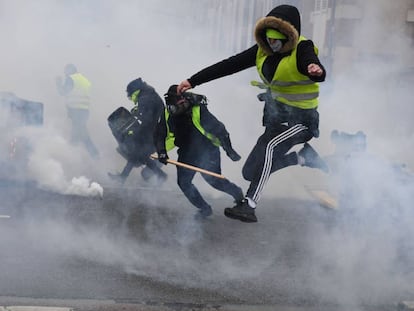 Nova jornada de protestos dos ‘coletes amarelos’, em imagens