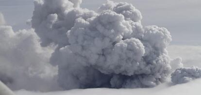 Imagen de la nube de cenizas producida tras la erupción de un volcán en Islandia