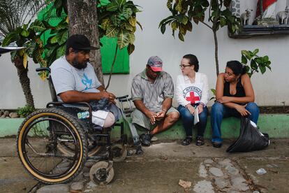 Una trabajadora de la Cruz Roja habla con migrantes en Chiapas (México).
