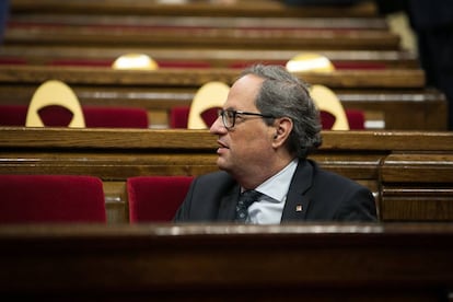 Torra, en su escaño mientras no se sabe si se celebrará el pleno.