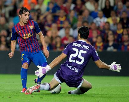 Villa dispara a puerta. El balón dio en Andrés y el rechace fue a parar a las piernas de Roversio, que marcó en propia puerta.