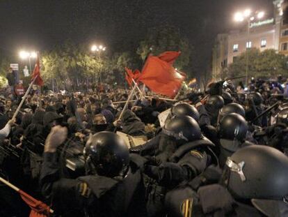 La polic&iacute;a carga contra los manifestantes el martes en la plaza de Neptuno. 