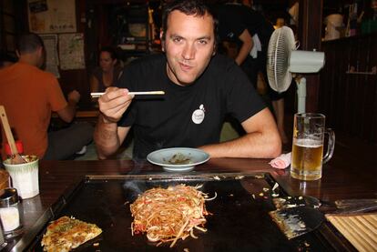 Asier López, en un <i>izakaya</i> (taberna) de Japón.