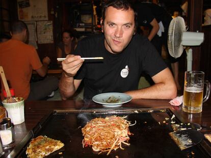 Asier López, en un <i>izakaya</i> (taberna) de Japón.