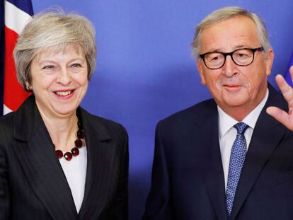 La primera ministra británica, Theresa May, y el presidente de la Comisión Europea, Jean-Claude Juncker, este miércoles en Bruselas.