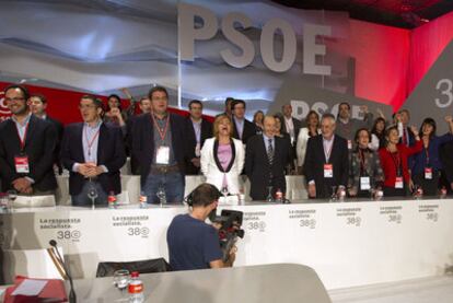 Los miembros de la nueva Ejecutiva Federal del PSOE, con Alfredo Pérez Rubalcaba en el centro, cantan <i>La Internacional</i> en la clausura del congreso.
