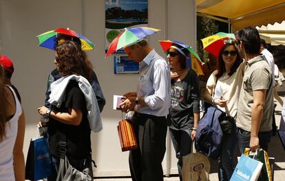 El sol no es impedimento a la hora de hacer cola para la obtención de una firma.